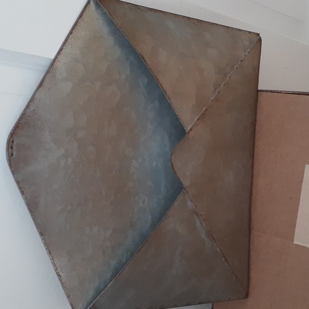 Aluminum letter holder